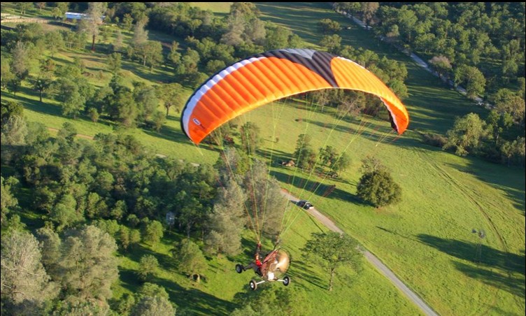 Paramoteur en vol au-dessus du paysage